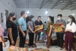 Chị Đào Thị Tám (áo sọc vàng) giới thiệu sản phẩm của xưởng may với lãnh đạo Hội LHPN tỉnh, LĐ xã Xích Thổ, huyện Nho Quan