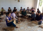 Hội viên PN chi hội thôn Mông Hưu, xã Chính Tâm với nghề đan bèo bồng truyền thống