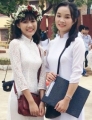 Hà Thị Hồng Nhung (bên phải) cùng bạn ngày tựu trường