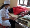 CHị Hoa đang thăm khám bệnh nhân