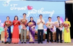 Đồng chí Phó Chủ tịch UBND tỉnh Trần Song Tùng tặng hoa cho các khách mời tham gia chương trình. Ảnh: Đức Lam
