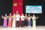 Lãnh đạo Hội LHPN huyện Yên Khánh và đại diện Thường trực Đảng ủy xã Khánh Mậu tặng hoa cho các vị đại biểu khách mời