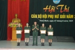 Thiếu tá Đinh Thị Huyền (thứ hai từ phải sang) đạt giải Ba trong Hội thi Cán bộ Hội Phụ nữ giỏi năm 2018