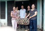 Tặng quà cho hội viên phụ nữ nghèo xã Đồng Phong