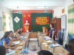 Đoàn giám sát của Hội LHPN huyện Kim Sơn làm việc với Lãnh đạo trường Mầm non Định Hóa về vấn đề vệ sinh ATTP.