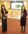 Lãnh đạo Hội LHPN tỉnh Cà Mau tặng quà lưu niệm cho Hội LHPN tỉnh Ninh Bình