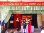 Đại biểu Hội LHPN tỉnh tặng hoa và quà chúc mừng Hợp tác xã Phú Quang.