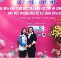Em Nguyễn Thanh Bình và cô Hiệu trưởng trường THPT Nguyễn Huệ tại buổi lễ tuyên dương.