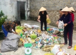 Hội viên, phụ nữ xã Đồng Phong thu gom phế liệu góp phần bảo vệ môi trường.