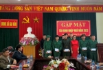 Đồng chí PCT Hội LHPN huyện Gia Viễn tặng quà tân binh tại xã Gia Vân