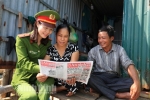 Thiếu tá Phạm Thị Phượng trong một buổi tuyên truyề pháp luật cho người dân trên địa bàn. (Ảnh tư liệu)