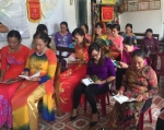 Hội viên phụ nữ xóm 4, xã Gia Vượng đọc sách tại nhà văn hóa thôn.