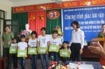Lãnh đạo Hội Phụ nữ Công an tỉnh và Hội LHPN thành phố Ninh Bình thăm, tặng quà tại Trung tâm Bảo trợ xã hội tỉnh.