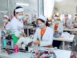 Chị Đinh Thị Chúc hướng dẫn kỹ thuật may cho công nhân
