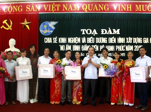 Chủ tịch Nguyễn Thị Thanh Hòa (phải ảnh) tham gia giao lưu tại chương trình
