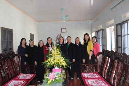 Lãnh đạo Hội LHPN tỉnh thăm, chúc mừng các nữ tu Hội Dòng Mến Thánh Giá Phát Diệm nhân dịp Lễ Noel năm 2015