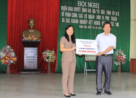 Đ/c Nguyễn Thị Tỉnh, TUV, Chủ tịch Hội LHPN tỉnh trao trặng máy vi tính và máy in cho lãnh đạo UBND xã Ninh Hòa