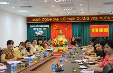 Đồng chí Nguyễn Thị Tỉnh, TUV, UV BCH TW Hội LHPN Việt Nam, Chủ tịch Hội LHPN tỉnh cùng các đại biểu dự Hội nghị tại điểm cầu Ninh Bình