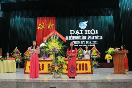 Đồng chí Nguyễn Thị Tỉnh, TUV, Chủ tịch Hội LHPN tỉnh tặng hoa chúc mừng Đại hội đại biểu Phụ nữ xã Gia Lập, nhiệm kỳ 2016-2021