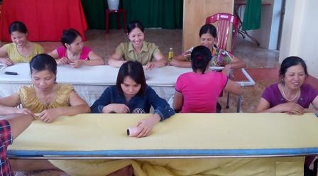 Quang cảnh lớp học nghề khâu chăn bông tại xã Ninh Nhất, thành phố Ninh Bình