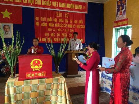Hội viên, phụ nữ công giáo xã Như Hòa, huyện Kim Sơn tại điểm bầu cử