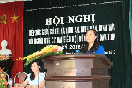 Đồng chí Nguyễn Thị Tỉnh, TUV, Chủ tịch Hội LHPN tỉnh dự Hội nghị tiếp xúc cử tri tại đơn vị bầu cử số 8, huyện Hoa Lư.