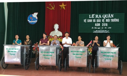 Đ/c Lại Thị Thanh Tâm, Phó Chủ tịch Thường trực Hội LHPN tỉnh trao tặng xe rác cho Hội LHPN xã Ân Hòa tại Lễ ra quân.