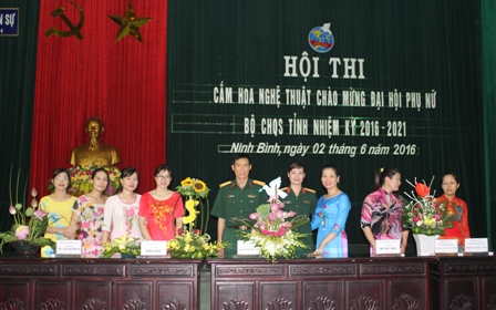 Lãnh đạo Bộ chỉ huy quân sự tỉnh tặng giải Nhất cho chi hội phụ nữ phòng Hậu cần