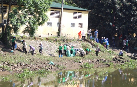Hội viên phụ nữ thành phố Ninh Bình tham gia VSMT làm sạch dòng sông Vân