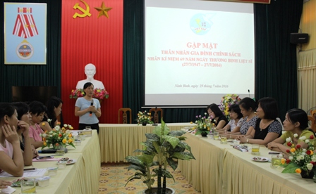 Đ/c Nguyễn Thị Tỉnh, TUV, Chủ tịch Hội LHPN tỉnh phát biểu tại buổi gặp mặt.
