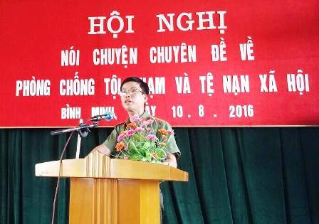 Thiếu tá Nguyễn Khắc Dũng, Phó trưởng Công an huyện Kim Sơn truyền đạt nội dung chuyên đề về PCTP
