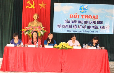 Lãnh đạo Hội LHPN tỉnh cùng lãnh đạo các ngành liên quan tham gia buổi đối thoại tại phường Phúc Thành, TPNB.