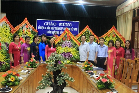 Đ/c Nguyễn Tiến Thành, Phó Bí thư TT Tỉnh ủy tặng hoa chúc mừng cán bộ, hội viên các cấp Hội Phụ nữ trong tỉnh nhân ngày Phụ nữ Việt Nam.