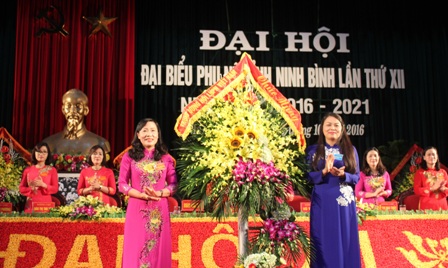 Đ/c Nguyễn Thị Thu Hà, Uỷ viên TW Đảng, Chủ tịch Hội LHPN Việt nam tặng hoa chúc mừng Đại hội