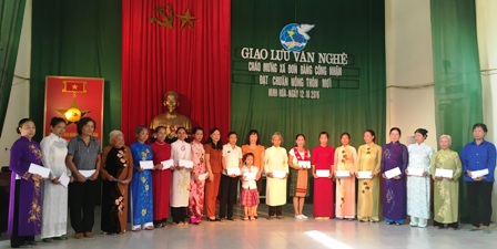 Đ/c Nguyễn Thị Tỉnh, TUV, Chủ tịch Hội LHPN tỉnh trao quà cho các gia đình chính sách và phụ nữ nghèo.