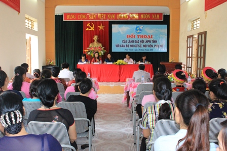 Đ/c Nguyễn Thị Tỉnh, TUV, Chủ tịch Hội LHPN tỉnh và lãnh đạo các ngành liên quan tham gia buổi đối thoại tại phường Phúc Thành, thành phố Ninh Bình.