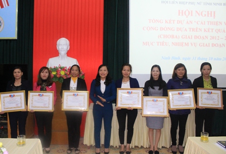 Đ/c Nguyễn Thị Tỉnh, TUV, Chủ tịch Hội LHPN tỉnh tặng Giấy khen cho các tập thể, cá nhân có thành tích xuất sắc trong triển khai, thực hiện Dự án.