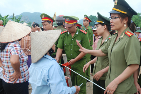 Lực lượng nữ Công an Ninh Bình tham gia bảo vệ thi công, giải phóng mặt bằng tại xã Ninh Nhất (thành phố Ninh Bình).