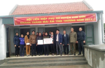 lãnh đạo Hội LHPN huyện Kim Sơn trao tặng Mái ấm tình thương cho gia đình chị Trần Thị Tròn, xóm 9, xã Kim Chính, huyện Kim Sơn.