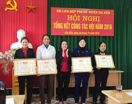 Đ/c Hoàng Thị Liễu, HUV, Chủ tịch Hội LHPN huyện trao Giấy khen cho các tập thể, cá nhân có thành tích Xuất sắc năm 2016