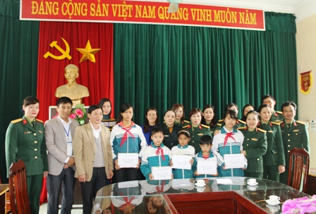 Hội PN Bộ Chỉ huy Quân sự tỉnh trao quà cho các cháu học sinh nghèo vượt khó xã Quỳnh Lưu, huyện Nho Quan