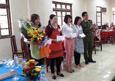 Lãnh đạo Công an huyện Hoa Lư trao giải cho các Đội thi