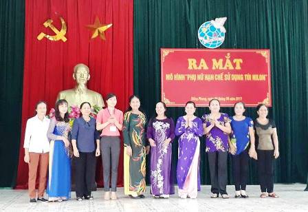 Ra mắt Ban Chủ nhiệm CLB "Phụ nữ hạn chế sử dụng túi nilon" tại xã Đồng Phong