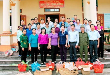 Hội LHPN xã Khánh Công tổ chức trao tặng con giống cho gia đình hội viên phụ nữ nghèo, phụ nữ có hoàn cảnh khó khăn