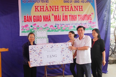Lãnh đạo UBND huyện Yên Mô trao tặng Mái ấm tình thương cho gia đình bà Tèo