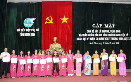 Đ/c Nguyễn Thị Thanh, UVTW Đảng, Bí thư TU, Trưởng đoàn đại biểu Quốc Hội tỉnh tặng quà cho các đại biểu tại buổi Gặp mặt.
