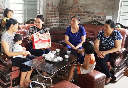 Lãnh đạo Hội LHPN huyện Nho Quan thăm và tặng quà cho trẻ em có hoàn cảnh khó khăn trên địa bàn huyện