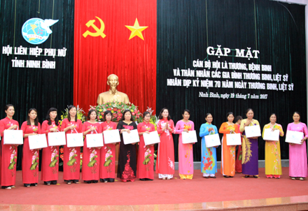 Đ/c Nguyễn Thị Thanh, UVTW Đảng, Bí thư TU, Trưởng đoàn đại biểu Quốc Hội tỉnh tặng quà cho các đại biểu tại buổi Gặp mặt.