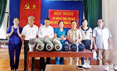 Đ/c Nguyễn Thị Tỉnh -TUV, Chủ tịch Hội LHPN tỉnh tặng máy bơm nước cho HTX Tiên Phong
