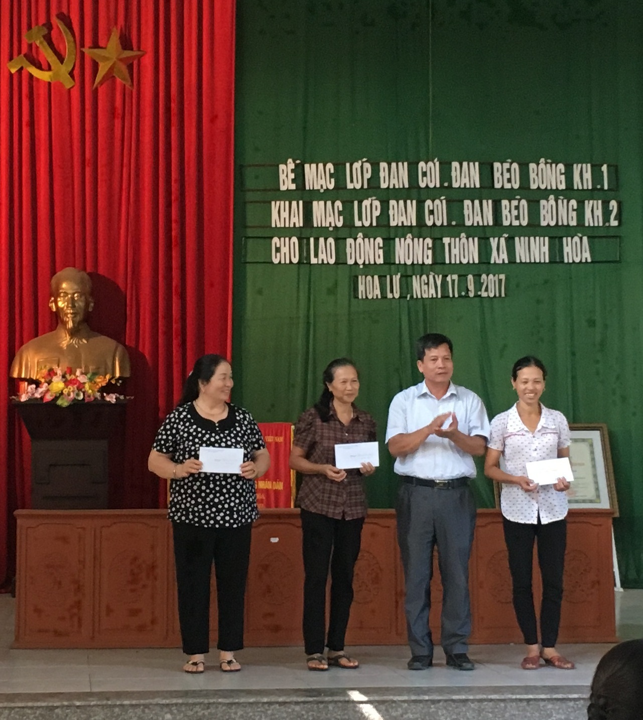 Lãnh đạo xã Ninh Hòa trao thưởng cho các học viên xuất sắc tại buổi bế giảng